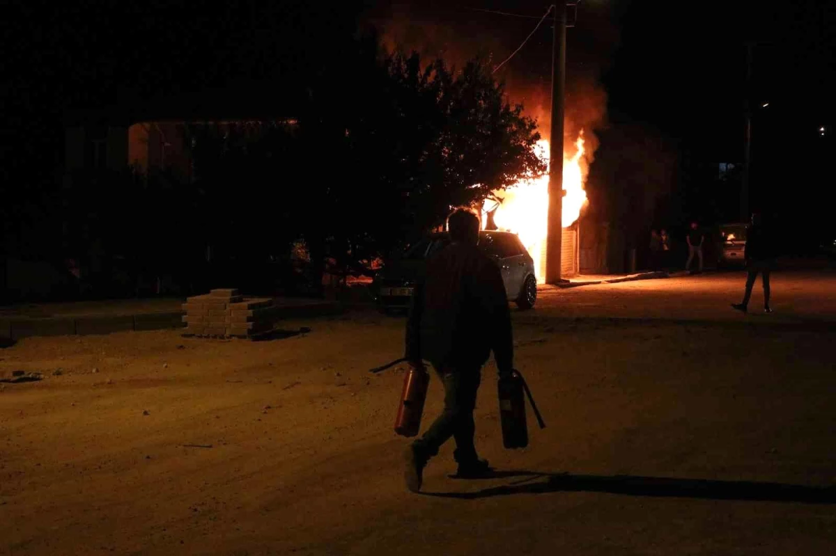 Garajda yangın çıktı, alevler evi sardı: Mahsur kalan kadını itfaiye kurtardı