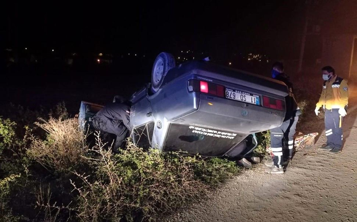 Gece kaza yapan sürücüyü sabah işçiler araç içinde buldu