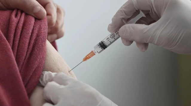 İngiltere, Türkiye'de korona aşısı olanları da 10 gün ev karantinasından muaf tutma kararı aldı