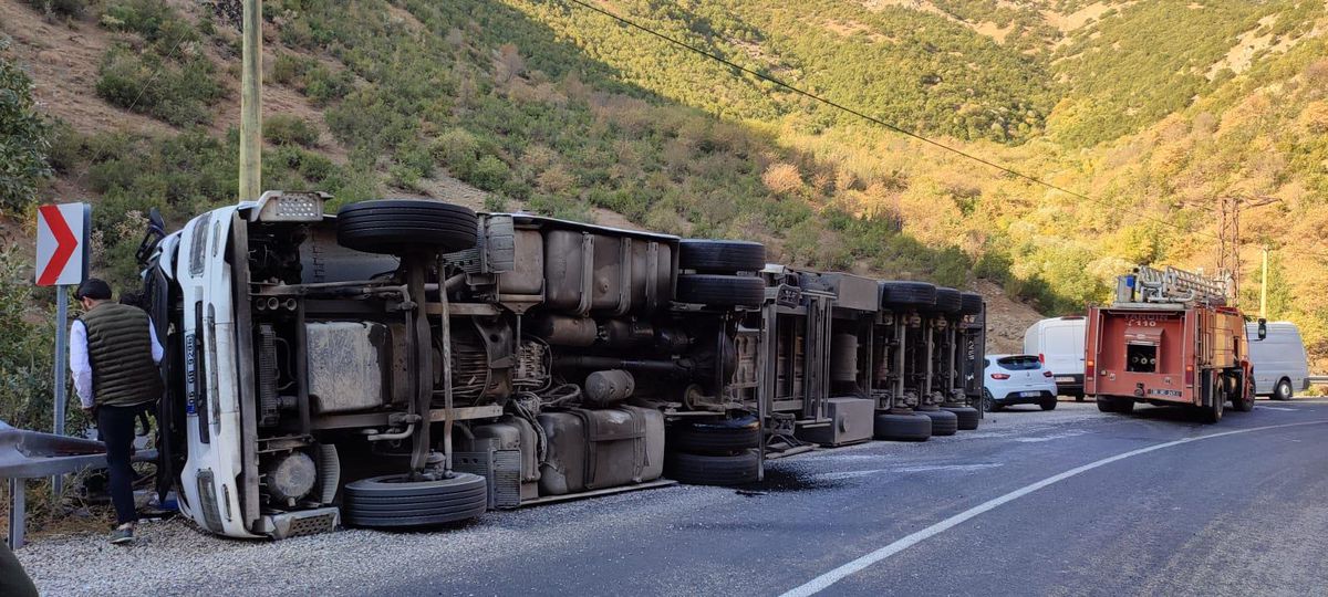 Son dakika haberi: Hakkari\'de devrilen tırda sıkışan sürücü öldü