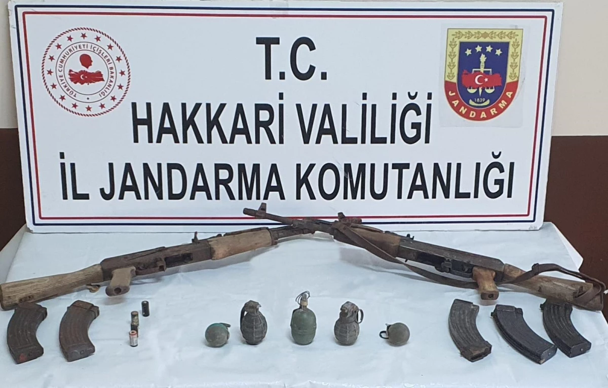 Hakkari\'de mağaraya gizlenmiş silah ve el bombaları ele geçirildi