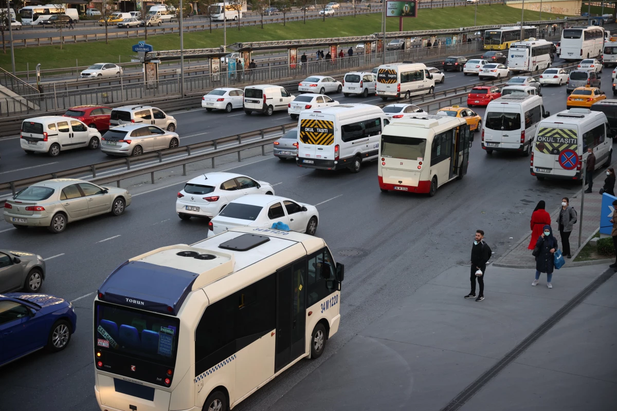 İstanbul\'da trafik yoğunluğu yaşanıyor