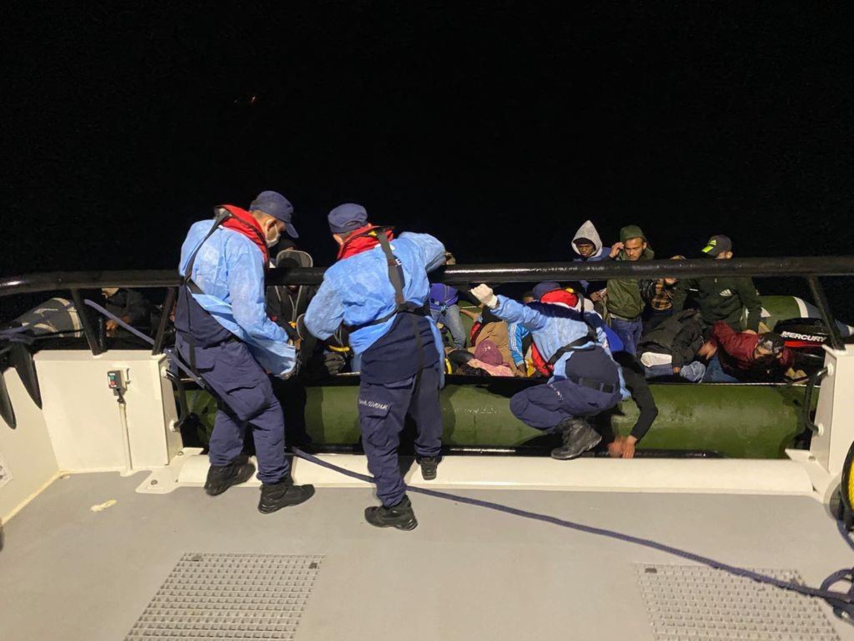 İzmir açıklarında 28 düzensiz göçmen yakalandı