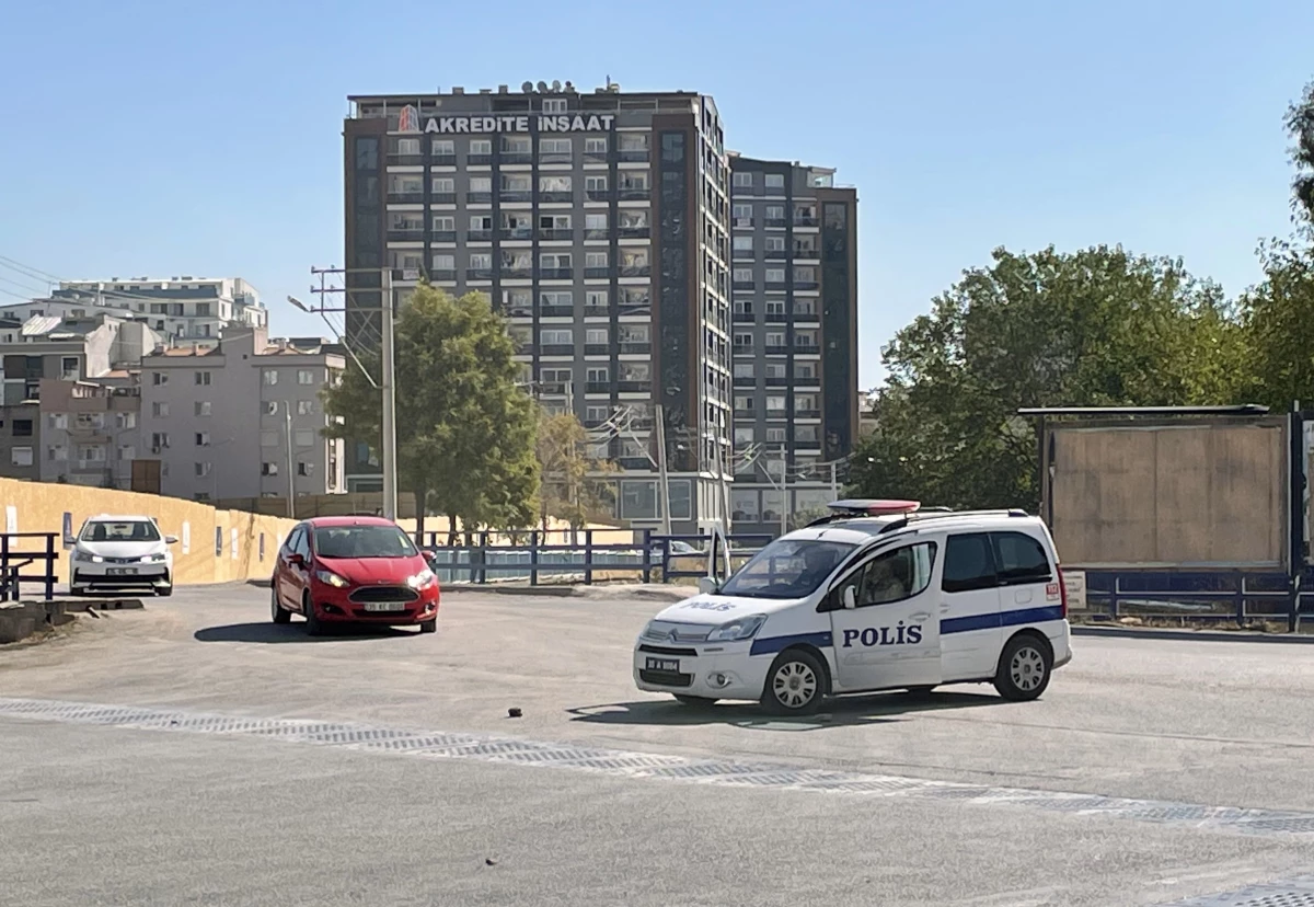 İzmir\'de bir otomobilin silah zoruyla gasbedildiği iddiası