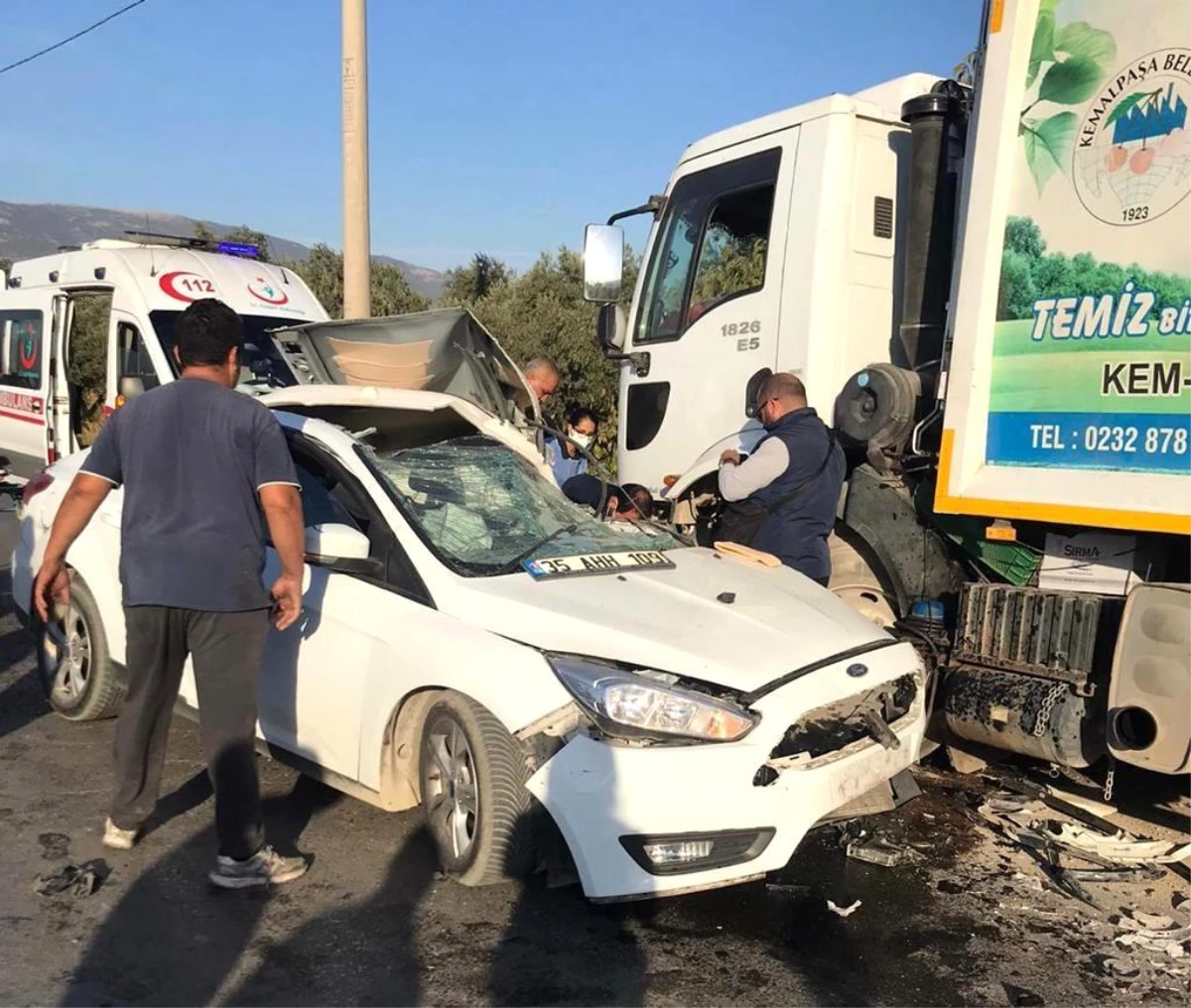İzmir\'de çöp kamyonu ile otomobil çarpıştı: 1 yaralı