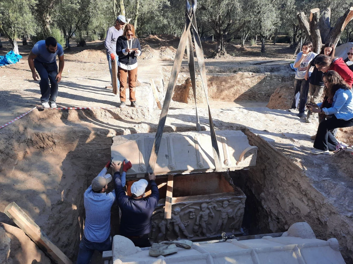İznik\'te nekropol kazısında bulunan iki lahitten mumyalanmış 3 iskelet çıktı