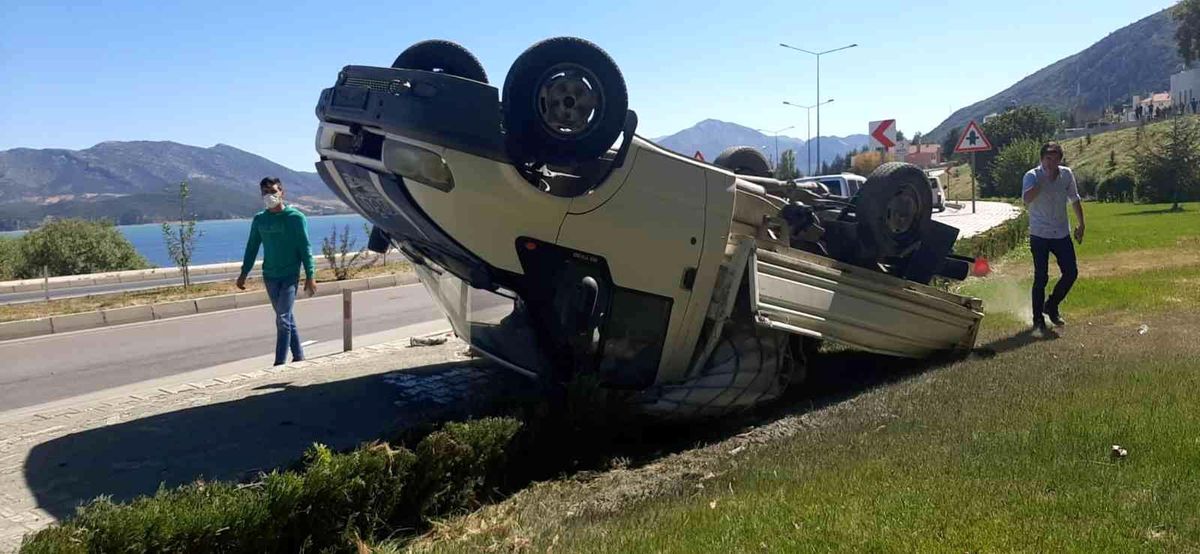 Kamyonetin çarptığı üniversite öğrencisi yaralandı