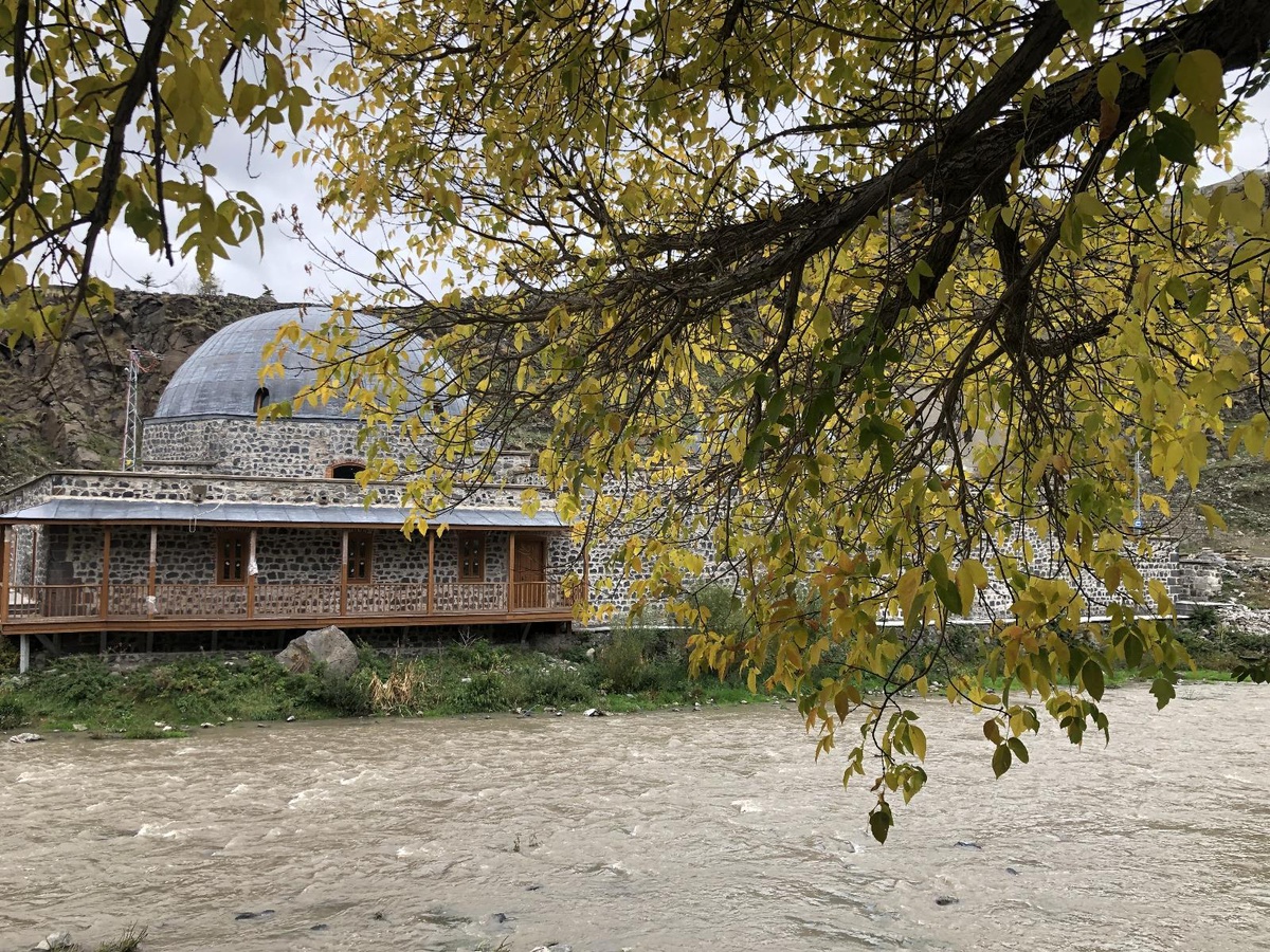 Kars\'ta tarihi yerlerde sonbahar güzelliği