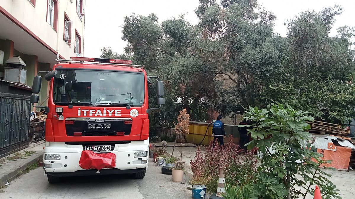 Kocaeli\'de 2 katlı binada çıkan yangın söndürüldü