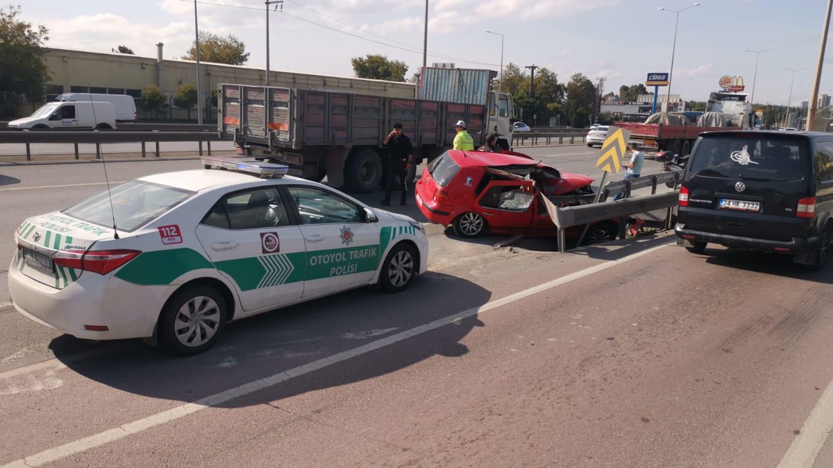 Kocaeli\'de bariyere çarpan otomobilin sürücüsü yaralandı