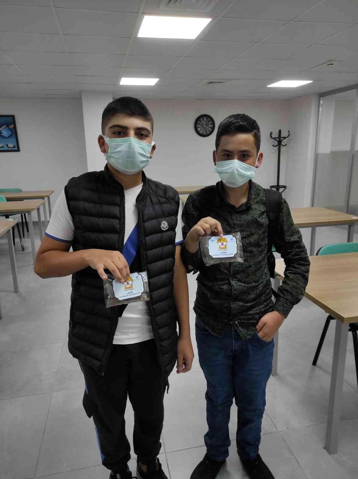 Kayseri\'de kütüphaneden kitap alanlara kedi ve köpek maması hediye edildi