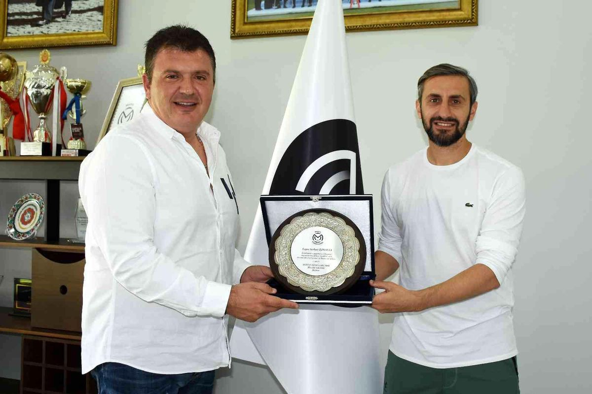 Manisa FK\'dan Serkan Özbalta\'ya plaket
