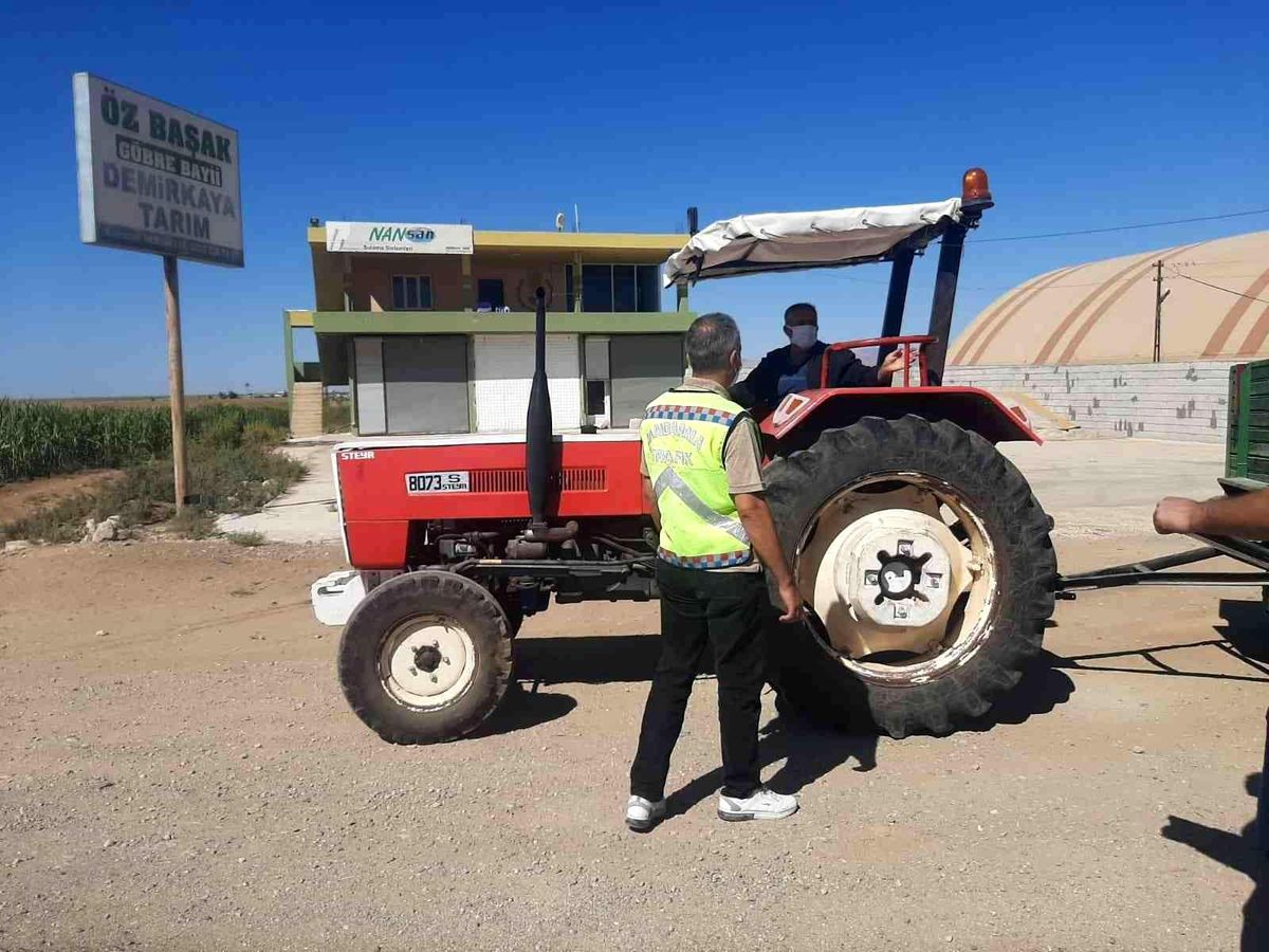 Mardin\'de jandarma traktörleri denetledi