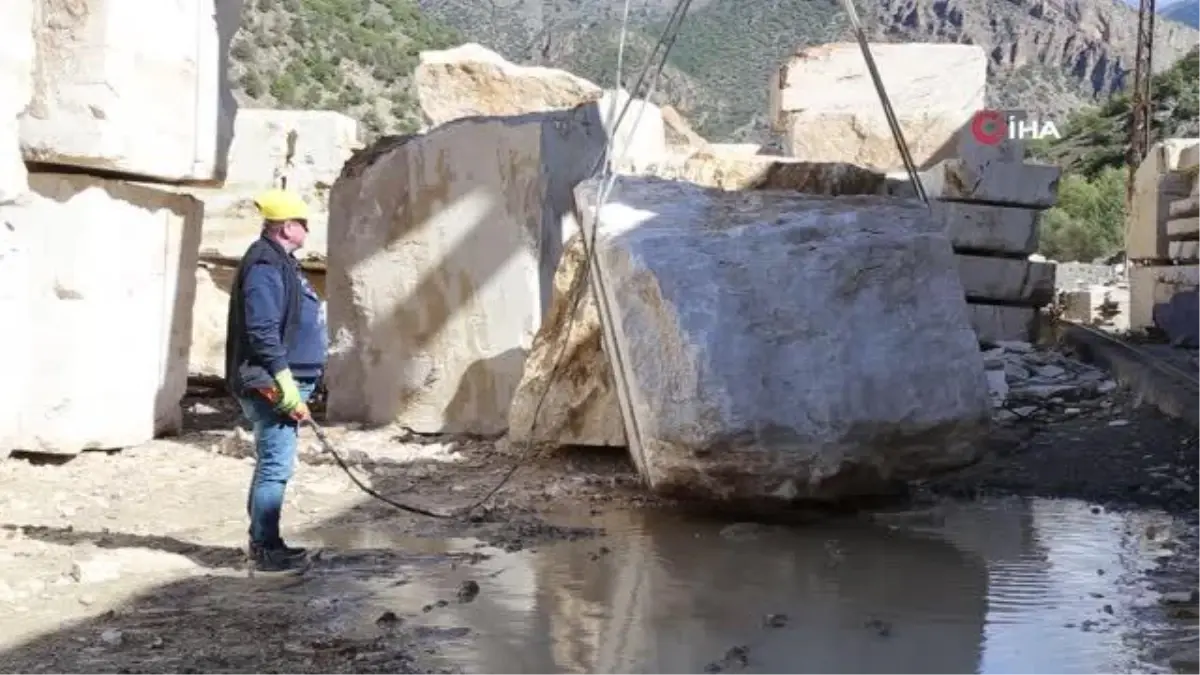 Mermer fabrikasına kadın eli değdi