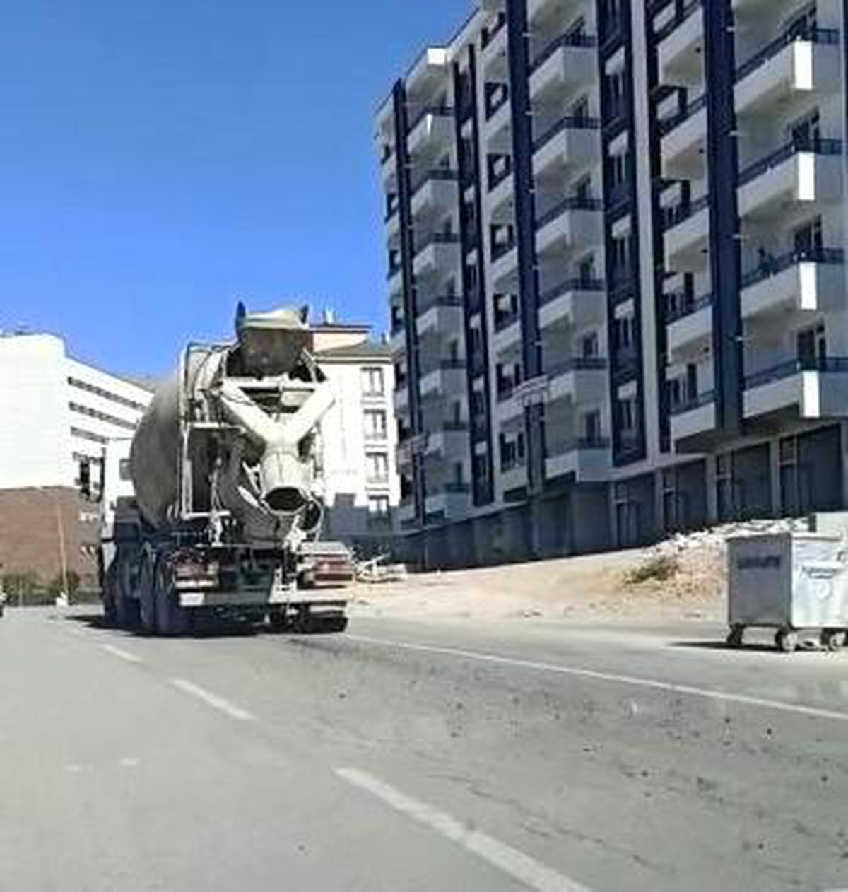 Mikser döke döke ilerledi, cadde betona bulandı