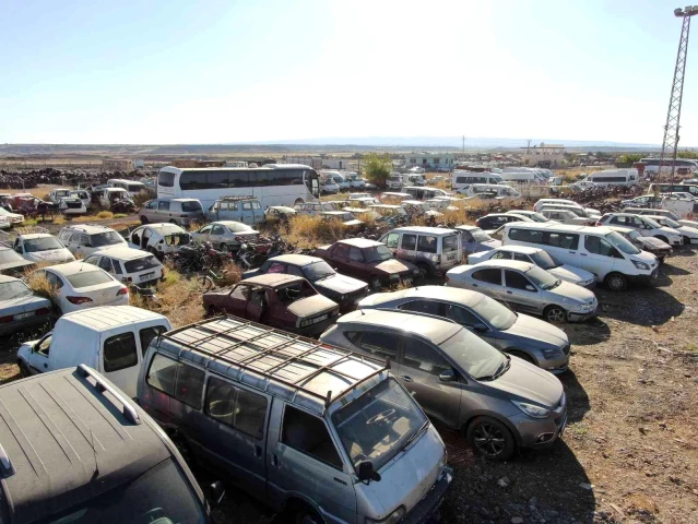400 bin araç çürümeye terk edildi! Diyarbakır'da milyonlarca lira değerindeki araçlar toprağa gömülüyor