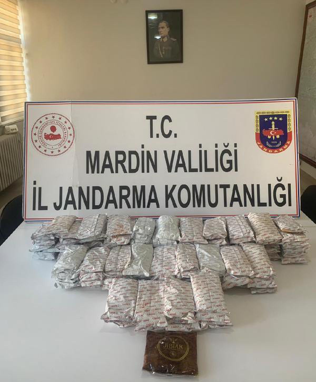 Minibüsteki yolcunun çantasından 30 kilo gümrük kaçağı nargile tütünü çıktı