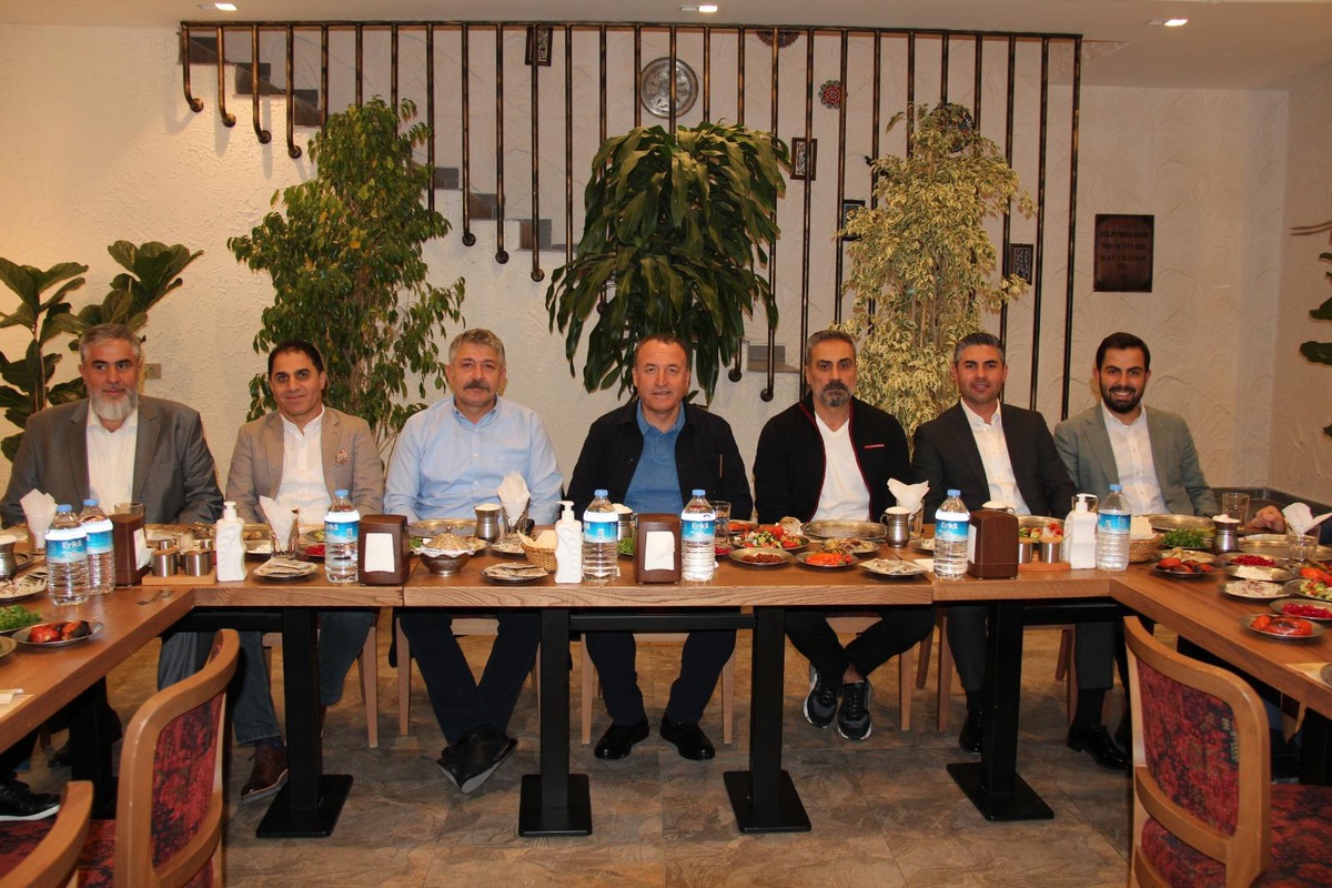 MKE Ankaragücü\'nde yönetim, futbol takımıyla yemekte buluştu