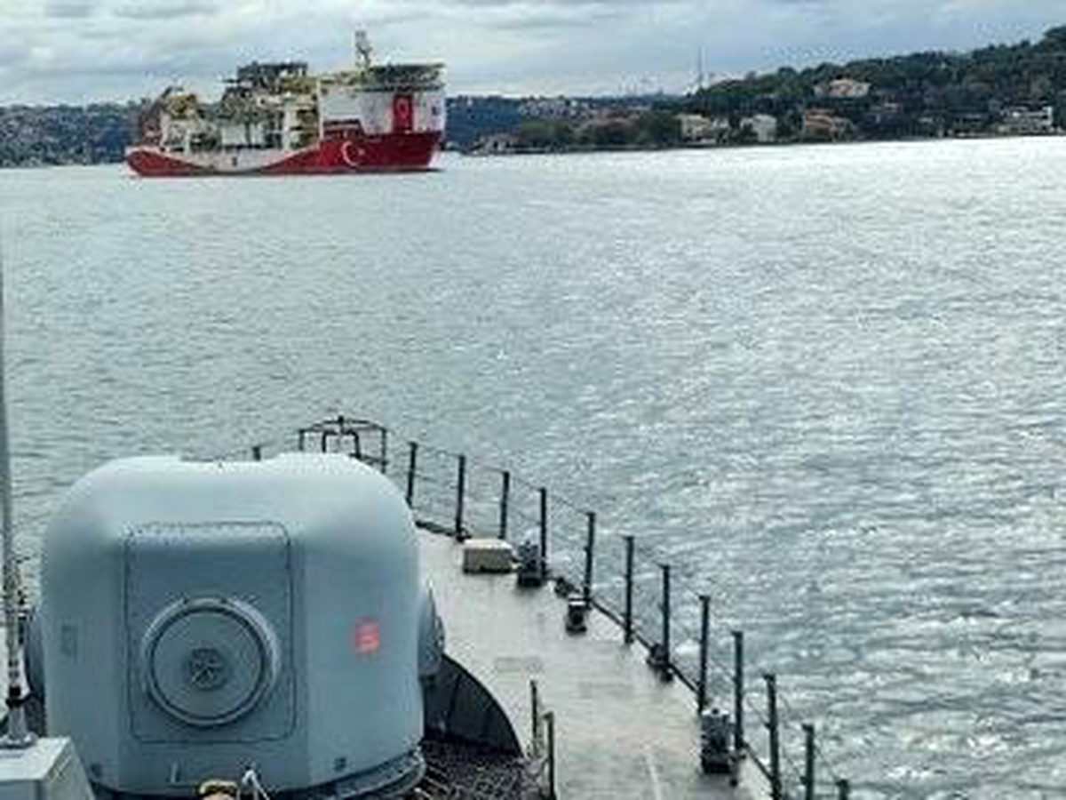 Yavuz sondaj gemisi boğazı TCG Tuzla\'nın refakatinde geçti