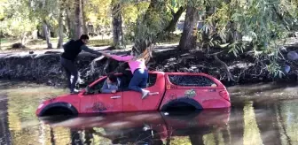 Off-Road aracı dereye uçtu, mahsur kalanlar camdan çıkartıldı