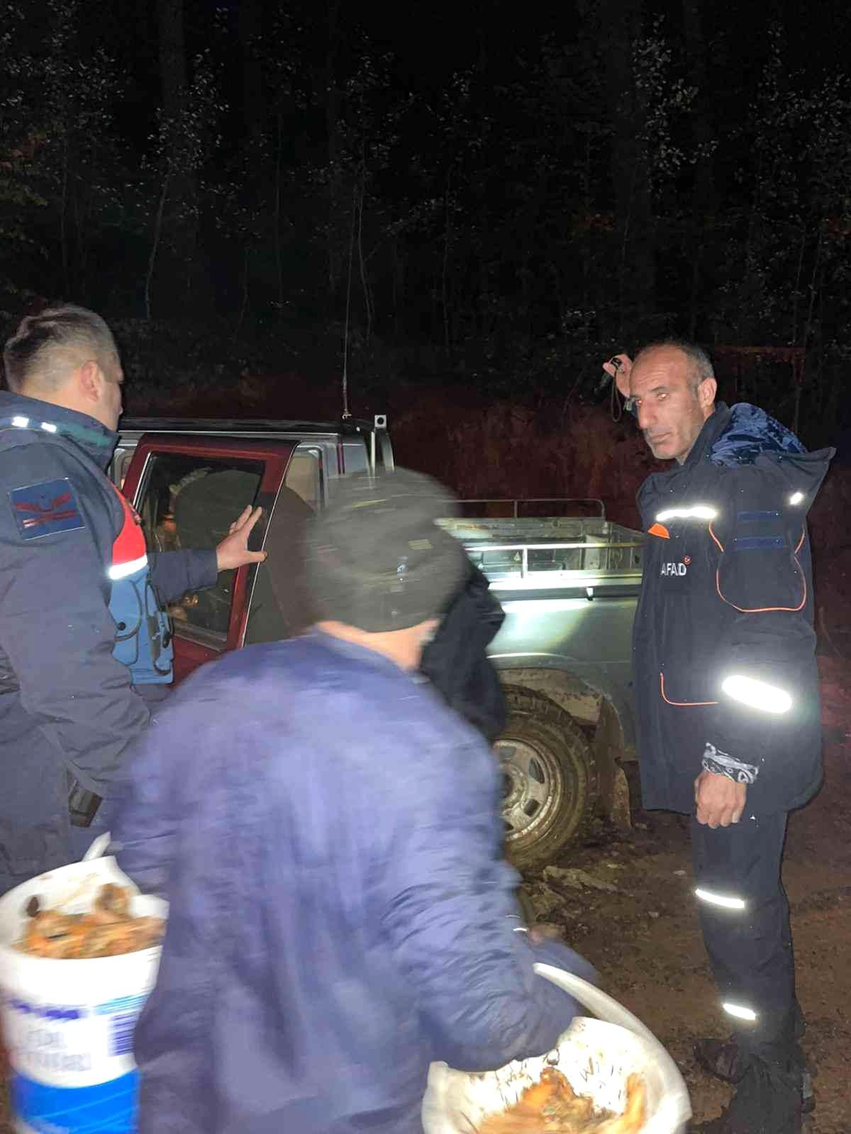 Ormanda kaybolan 3 kişi 5 saat süren arama sonucu bulundu