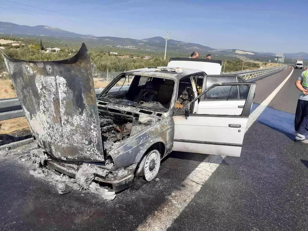 Otoyolda seyir halindeki otomobil alevlere teslim oldu