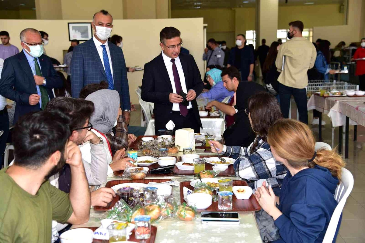 Rektör Kuş\'tan, Öğrenci yemekhanesine sürpriz ziyaret
