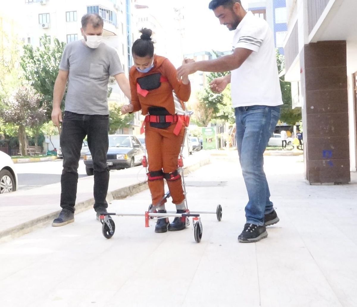 Serebral palsi hastası çocuk yürüme cihazına kavuştu