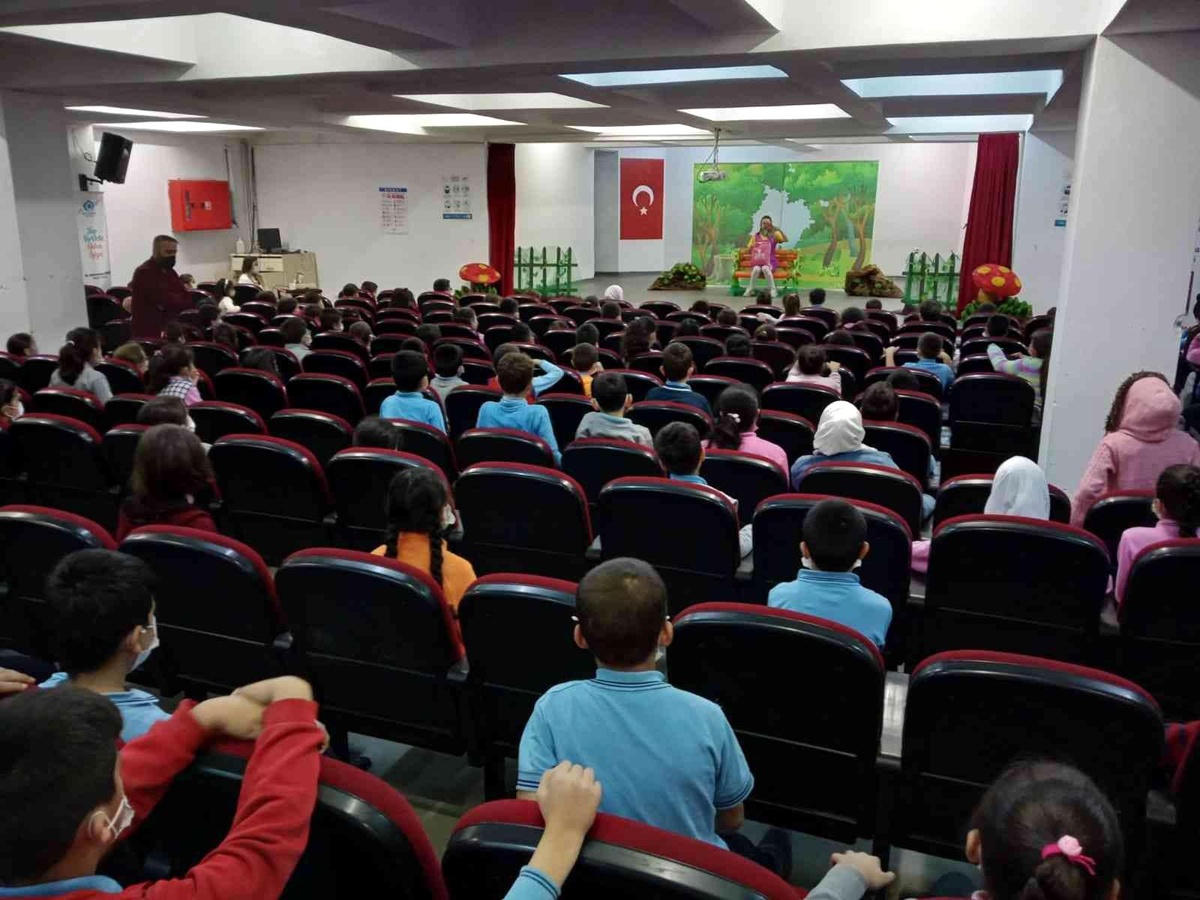 Sultangazili çocuklara tiyatroyla eğlenceli pandemi eğitimi