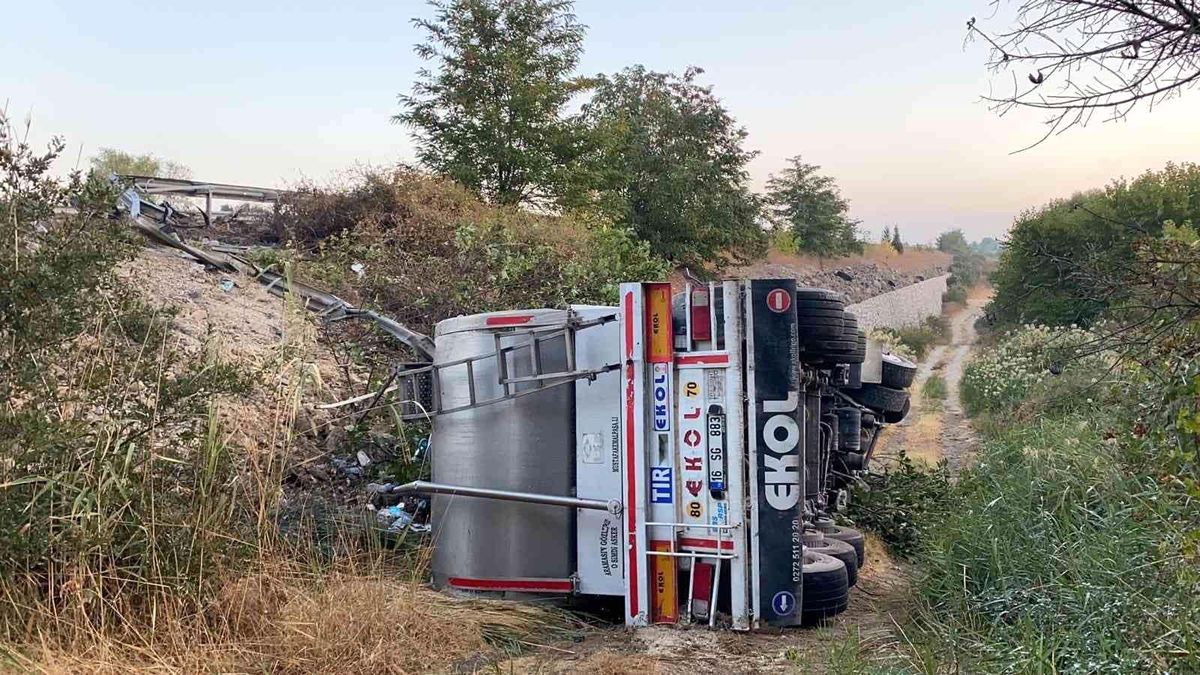Süt tankeri yoldan çıkarak devrildi: 1 yaralı