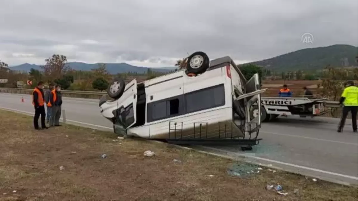 Tarım işçilerini taşıyan minibüs devrildi, 18 kişi yaralandı