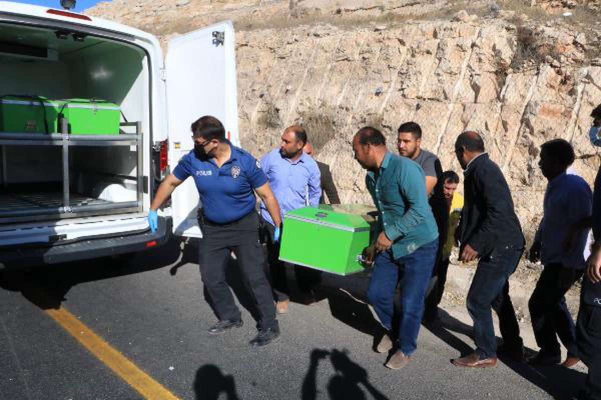 Ters yönden gelen minibüs ile otomobil çarpıştı: 1 ölü, 16 yaralı (2)