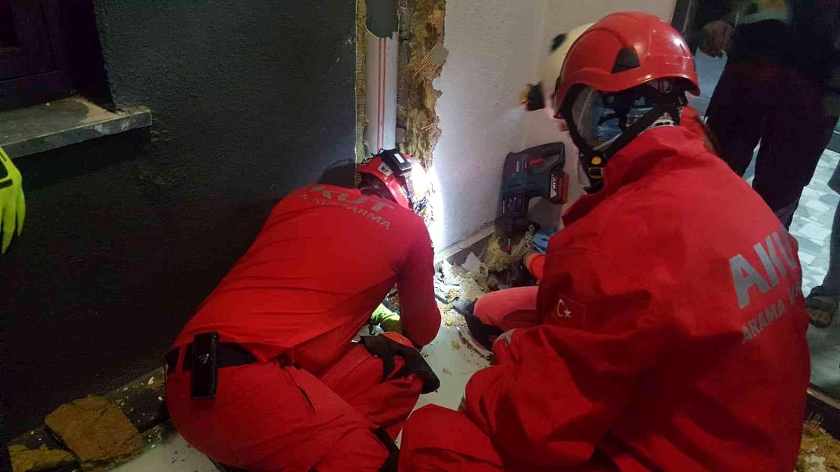 Yağmur suyu tahliye borusuna sıkışan anne kedi kurtarıldı