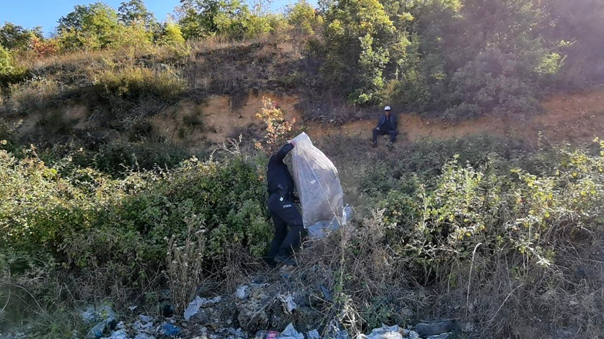Yamaçta mahsur kalan zihinsel engelli adamı polis ekipleri böyle kurtardı