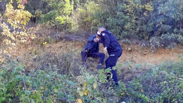 Yamaçta mahsur kalan zihinsel engelli adamı polis ekipleri böyle kurtardı
