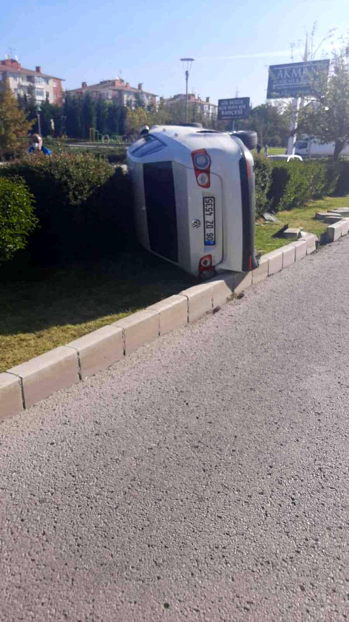 Ankara\'da kaldırıma çarpan otomobil devrildi: 1 yaralı
