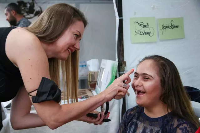 Antalya Kadın Kooperatifleri Festivali'ndeki defilede podyuma çıkan özel bireyler alkış aldı