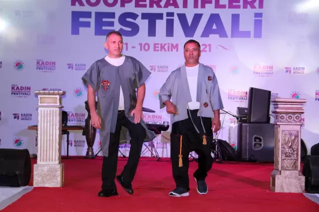 Antalya Kadın Kooperatifleri Festivali'ndeki defilede podyuma çıkan özel bireyler alkış aldı