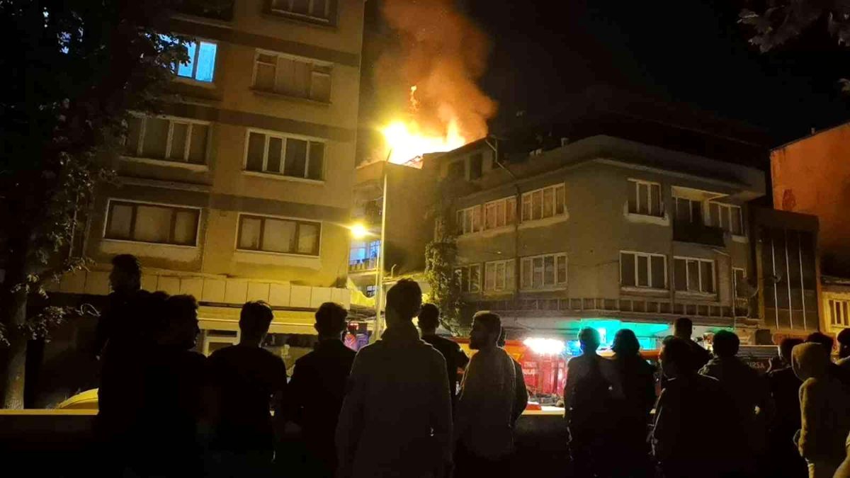 Apartmanın çatısı alev alev yandı.. Onlarca kişi sokağa çıkıp izledi