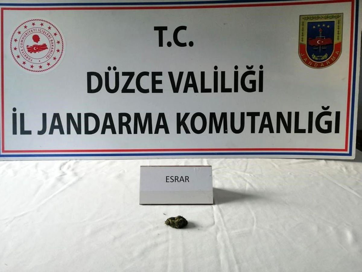 Aracın direksiyon kutusundan uyuşturucu çıktı