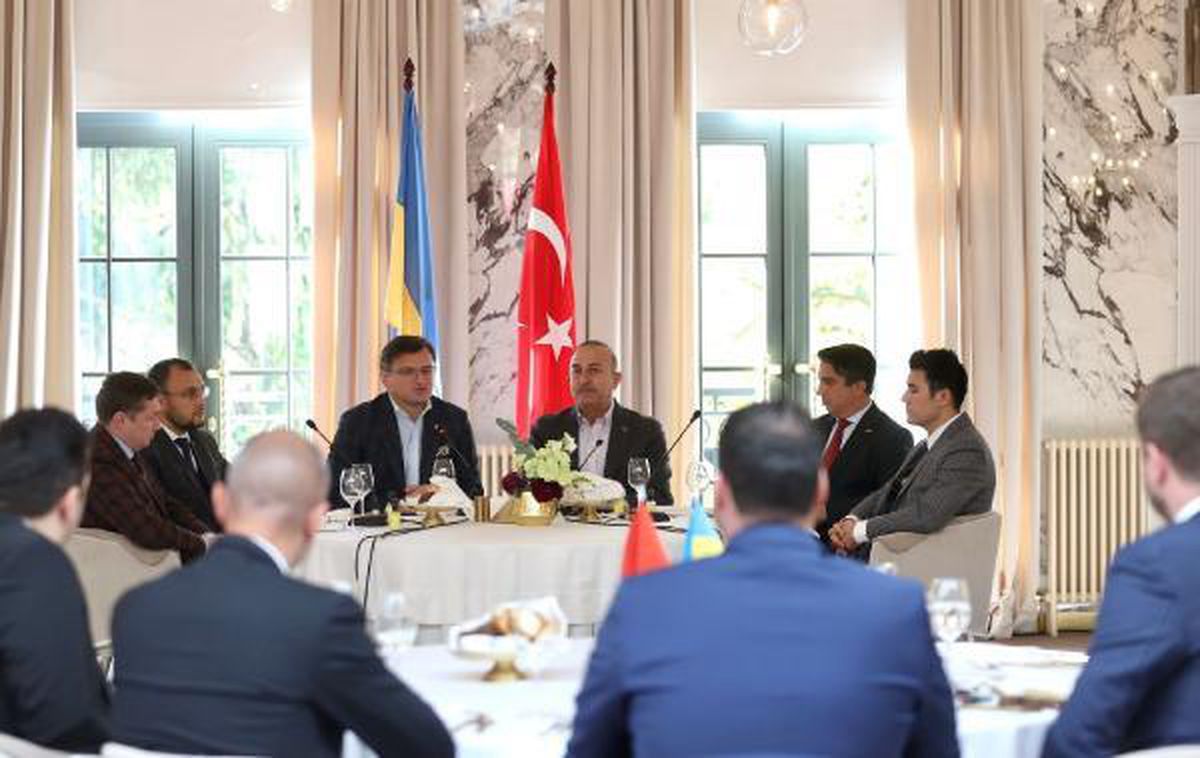 Bakan Çavuşoğlu, Türk ve Ukraynalı iş insanlarıyla bir araya geldi
