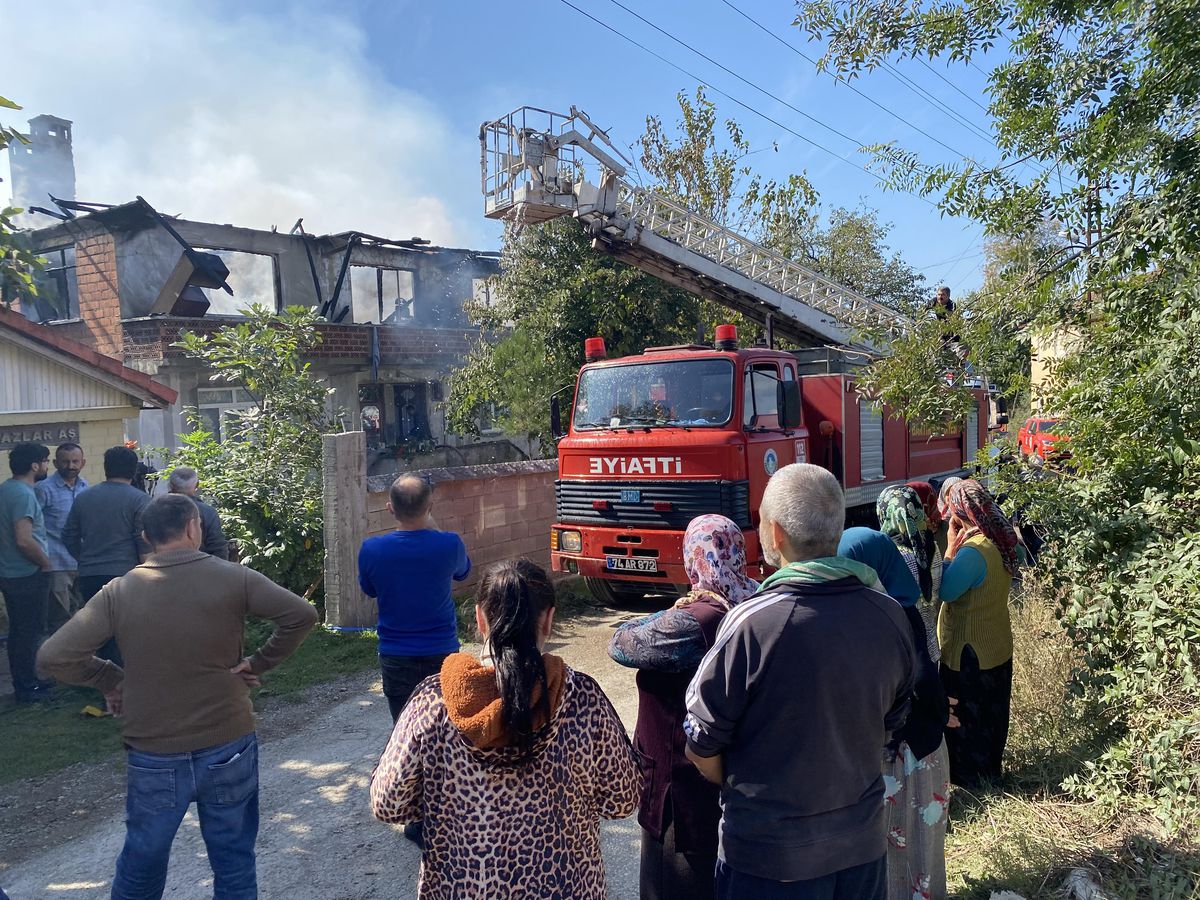 Son dakika haber! Bartın\'da yangın çıkan evde bulunan altınlar sahibine teslim edildi
