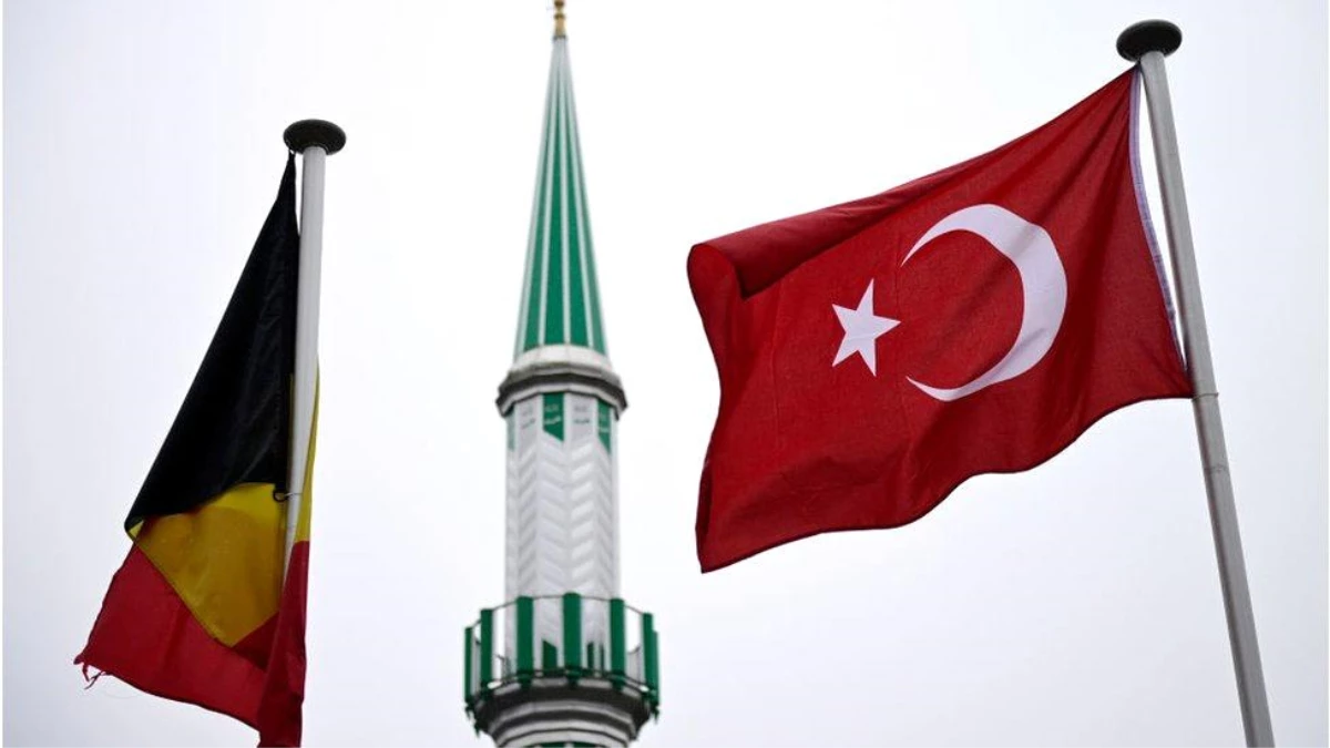 Belçika\'da imamlar maaşlarının Türkiye tarafından ödenmesine son verilecek, cami ruhsatı zorlaştırılarak