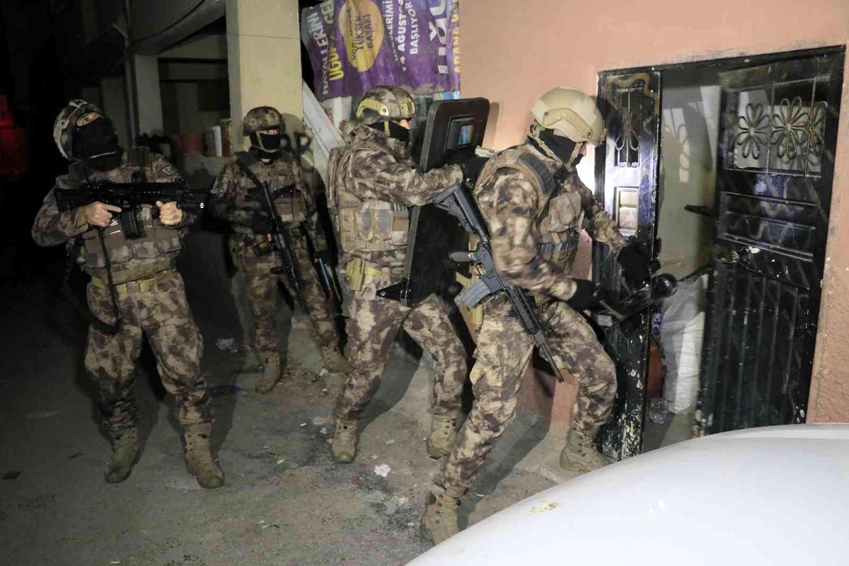 Son dakika 3. sayfa: Bursa\'da \'ByLock\' operasyonu: 3 kişi tutuklandı