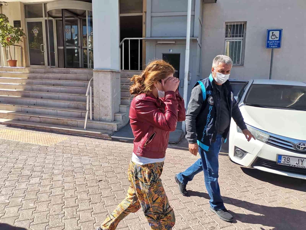 Çelik kapıları kırarak hırsızlık yapan 4 kadın yakalandı