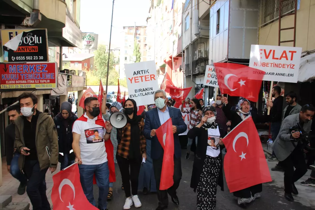 Diyarbakır annelerinden çocukları terör örgütünce dağa kaçırılan Hakkarili ailelere destek