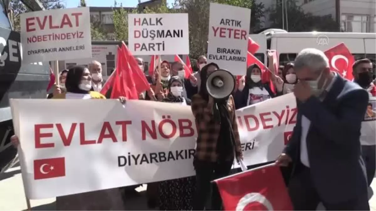 Diyarbakır annelerinden çocukları terör örgütünce dağa kaçırılan ailelere destek