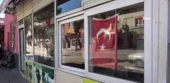 Dükkanındaki asırlık çam ağacına gözü gibi bakıyor