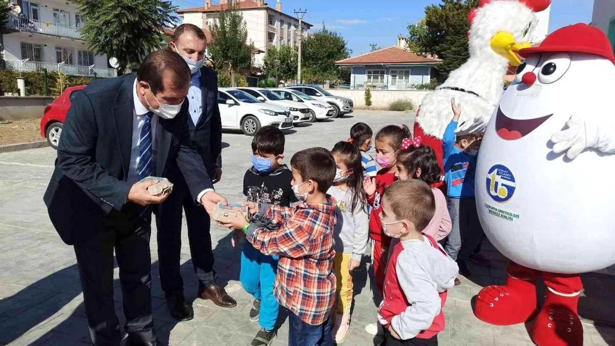 Dünya Yumurta Günü\'nde çocuklara yumurta dağıtıldı