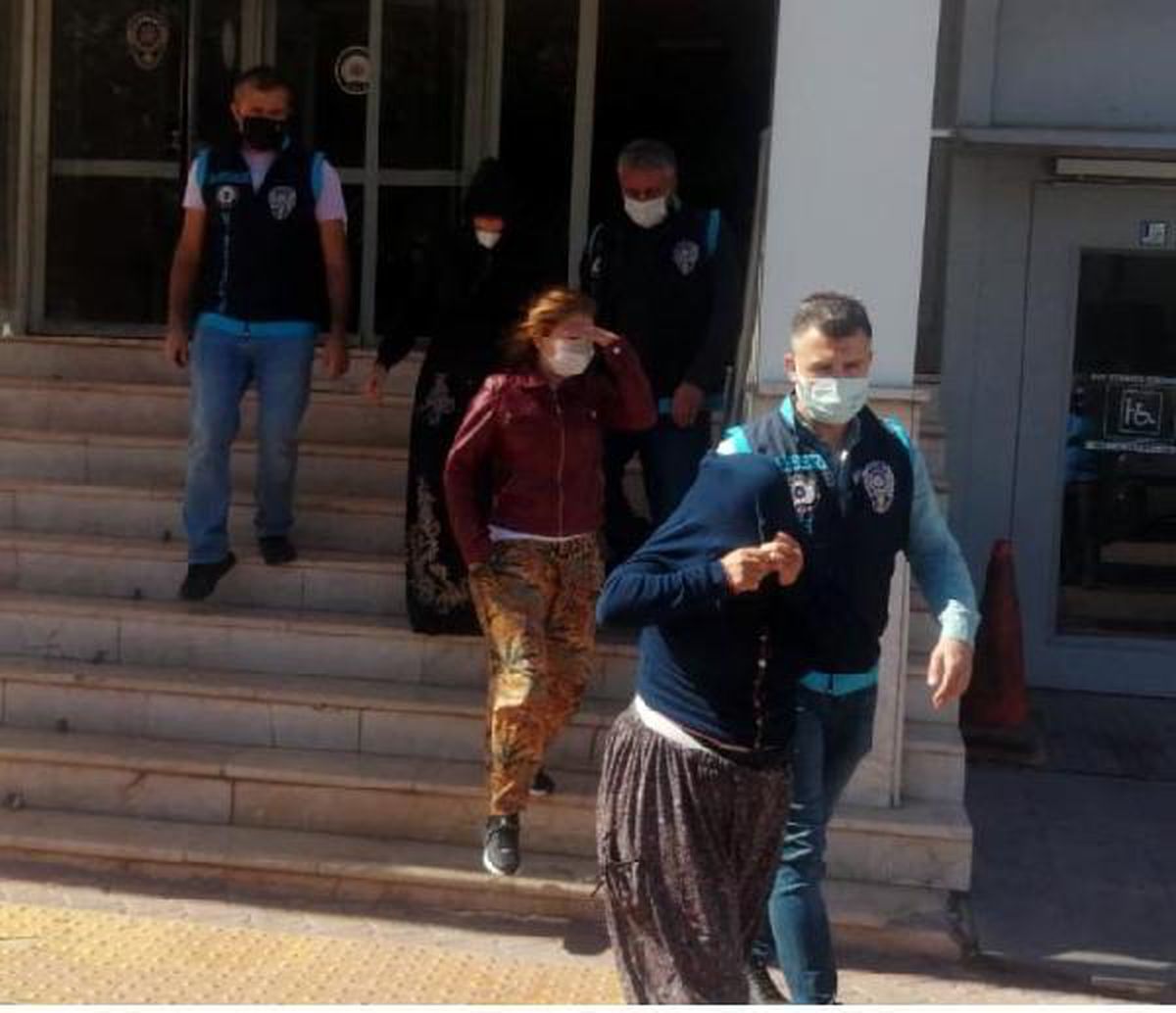 Evlerden 130 bin liralık ziynet eşyası çalan 4 kadın yakalandı (2)